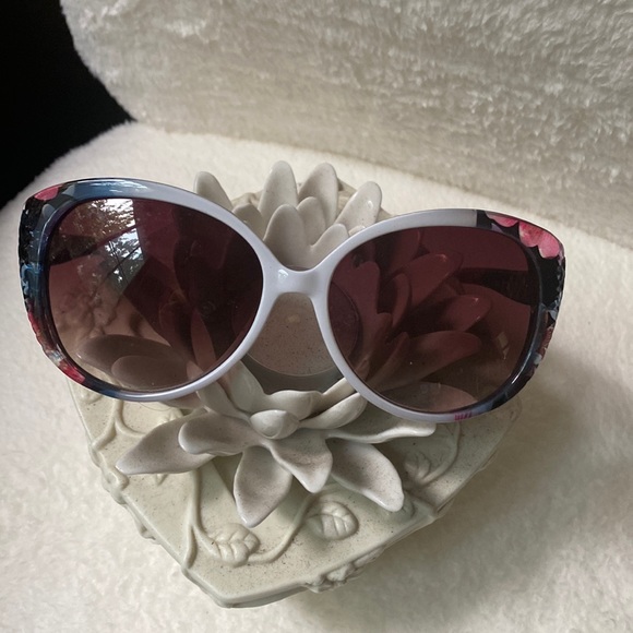 Jessica Simpson Sunglasses - Picture 3 of 8
